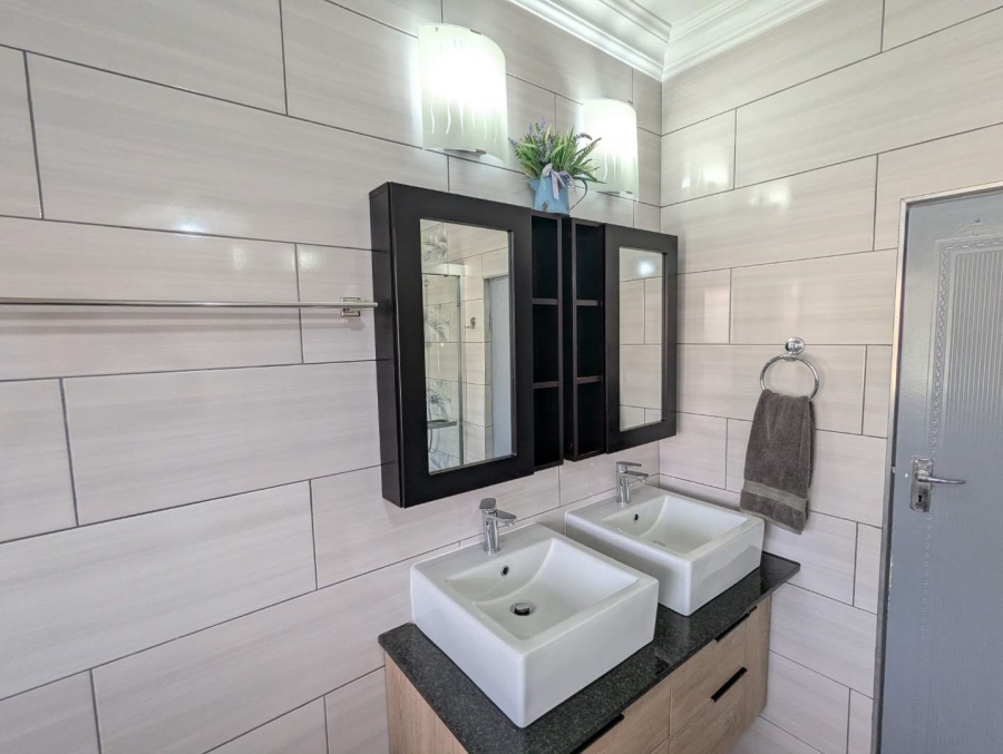 5 Bedroom Property for Sale in Fraaiuitsig Western Cape